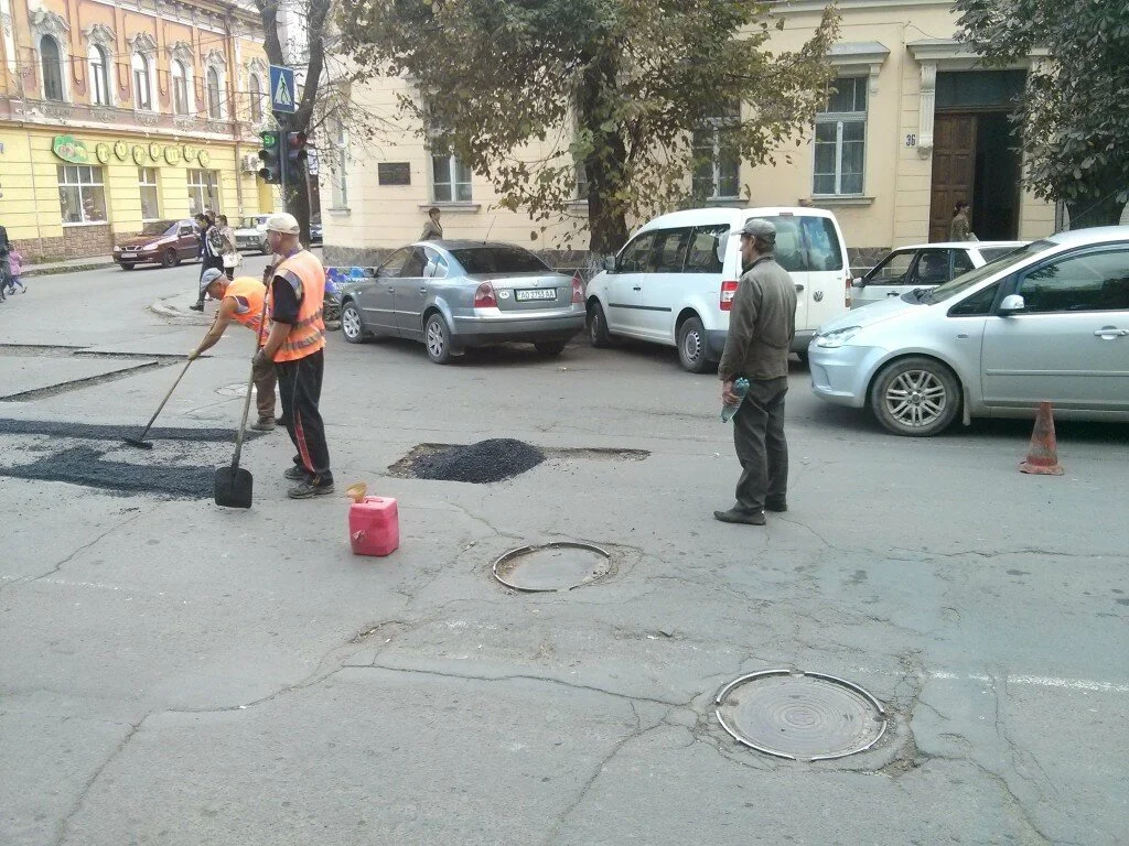 Поточний ремонт котрий здійснювало комунальне підприємство «Комунальне шляхово-експлуатаційне підприємство» Ужгородської міської ради, проводиться із грубими порушеннями чинного законодавства, технології влаштування асфальтобетонного покриття доріг, недбалим використання виділених бюджетних коштів, із штучним завищенням обсягів проведених ремонтних робіт та витрачених матеріалів.